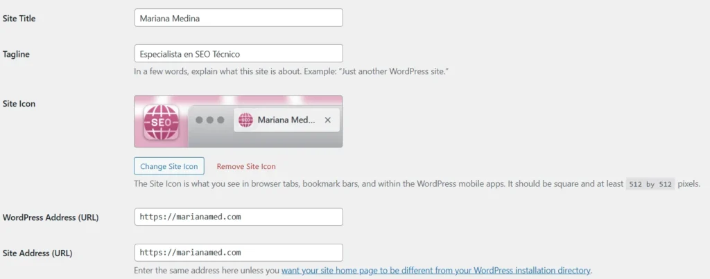 Panel de ajustes generales donde se define el título del sitio y la descripción corta en WordPress.